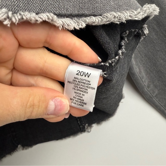 LOGO by Lori Goldstein Women’s Plus 20W Gray Frayed Hem Denim Jacket - Picture 3 of 6